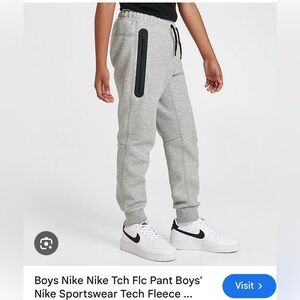 Boy’s Nike Tech gray XL